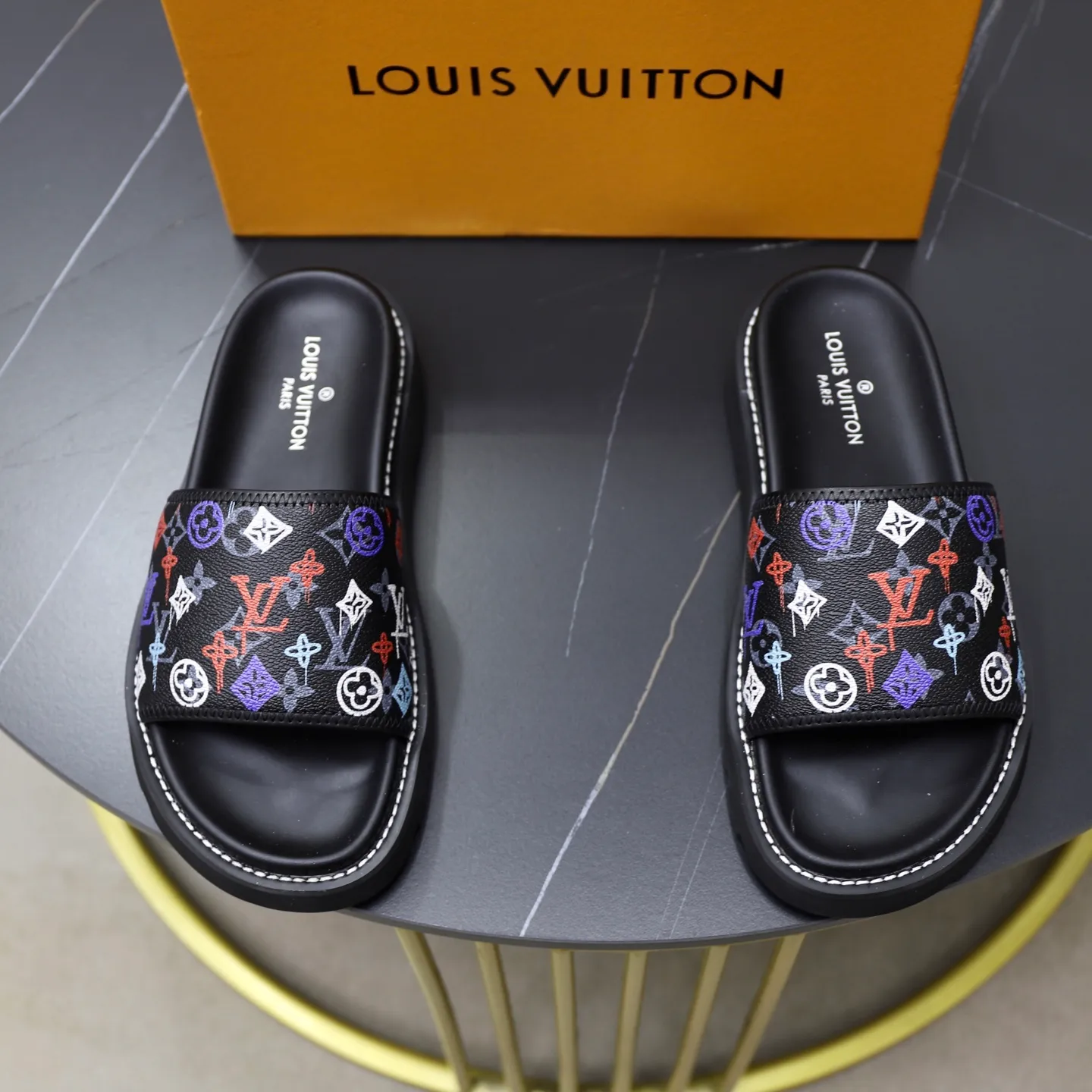 Ex-factory price: 320💰🙅‍♂️🙅‍♂️🙅‍♂️ Brand: LV Louis Vuitton Standard code: 38-45 Grade: Same as the official website Material: Original material design Original rubber wear-resistant molded outsole Style category: Men's fashion sandals Distinguished luxury brand elements Top luxury Color: Actual picture color